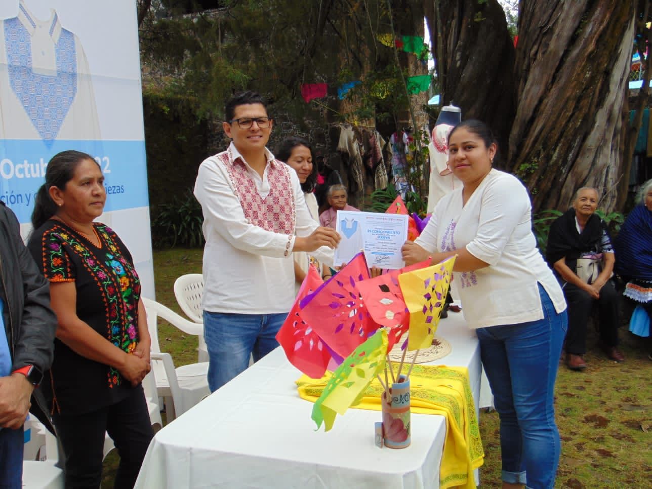 Premian a ganadores del Concurso Artesanal de Zacán