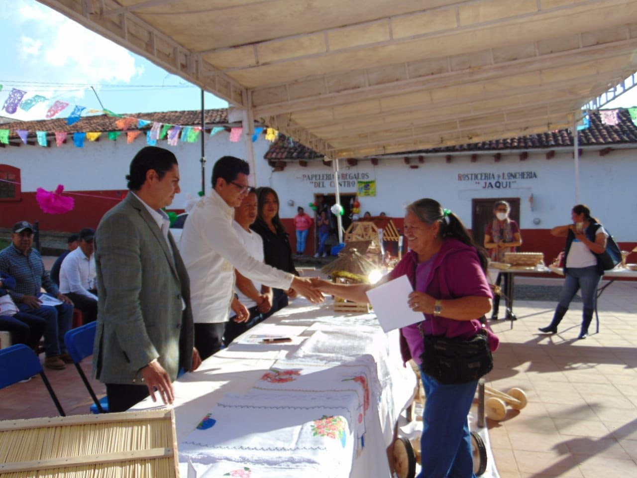 Premian talento y creatividad de artesanos de Zirahuén