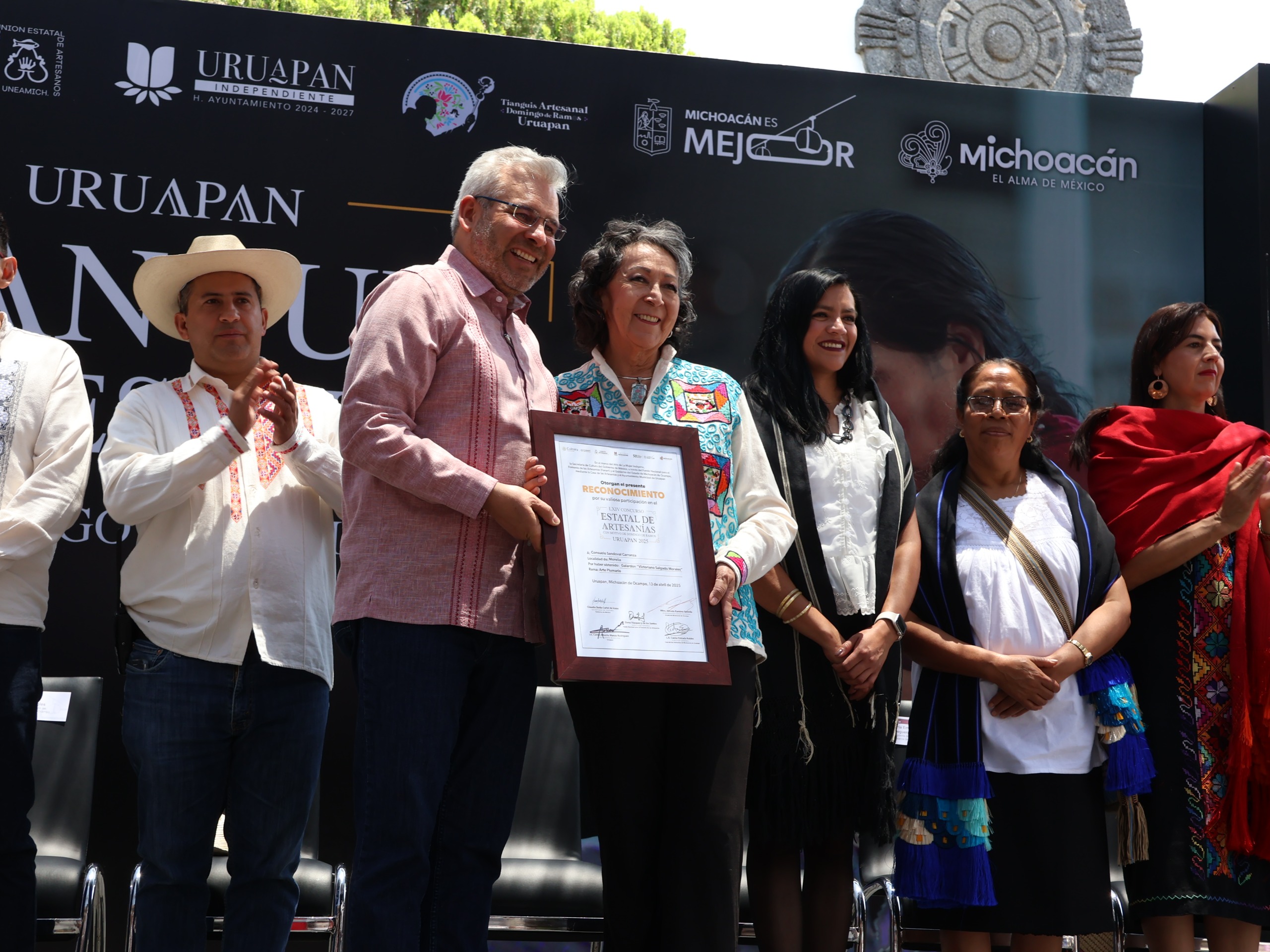 Artesana moreliana obtiene galardón en Concurso Estatal de Artesanías por su arte plumario
