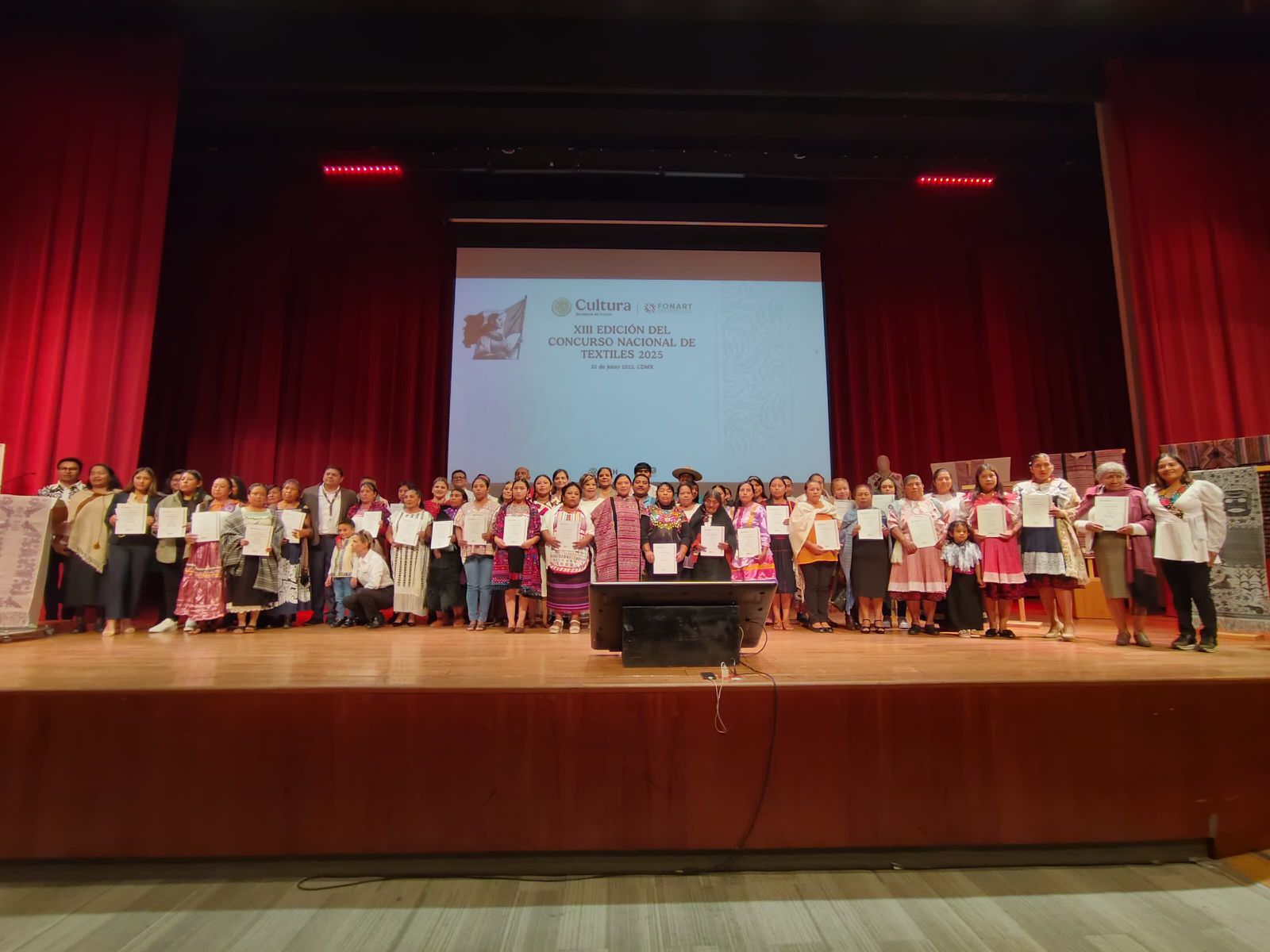 Manos michoacanas ganan en Concurso Nacional de Textiles y Rebozo: Casart