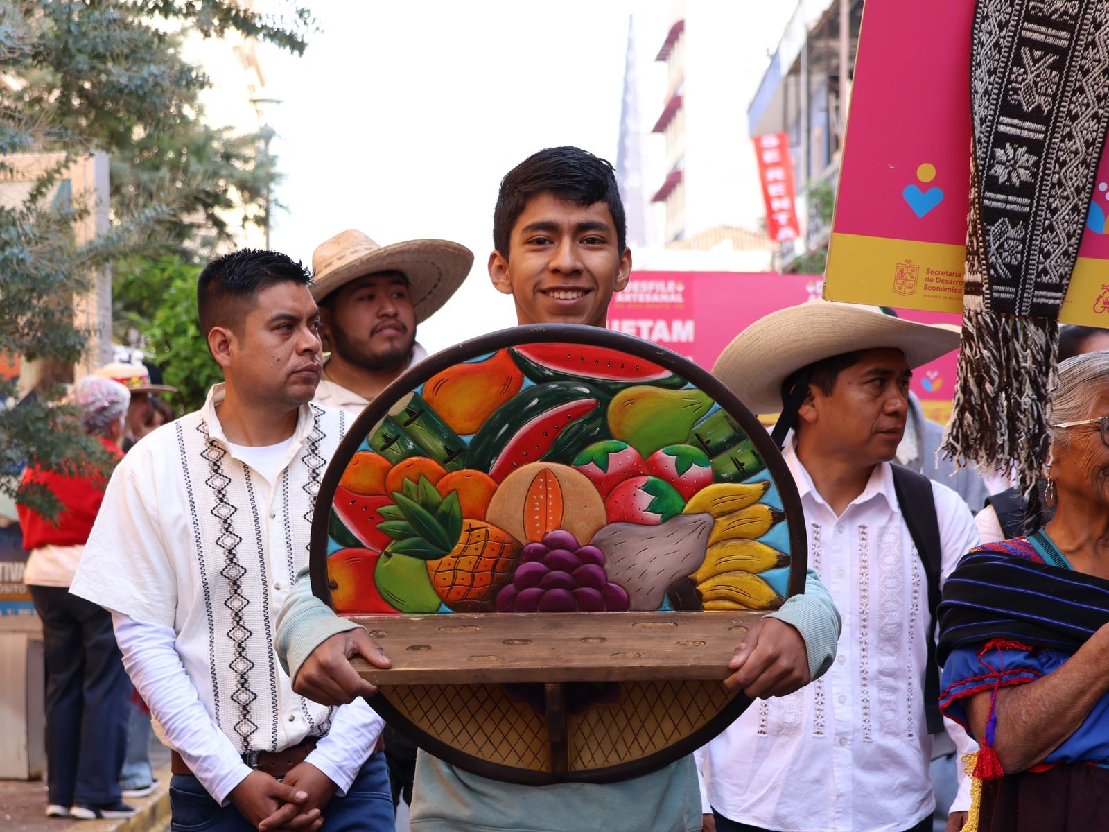 Cientos de personas artesanas pintan el Tianguis de Occidente de Zamora en desfile inaugural