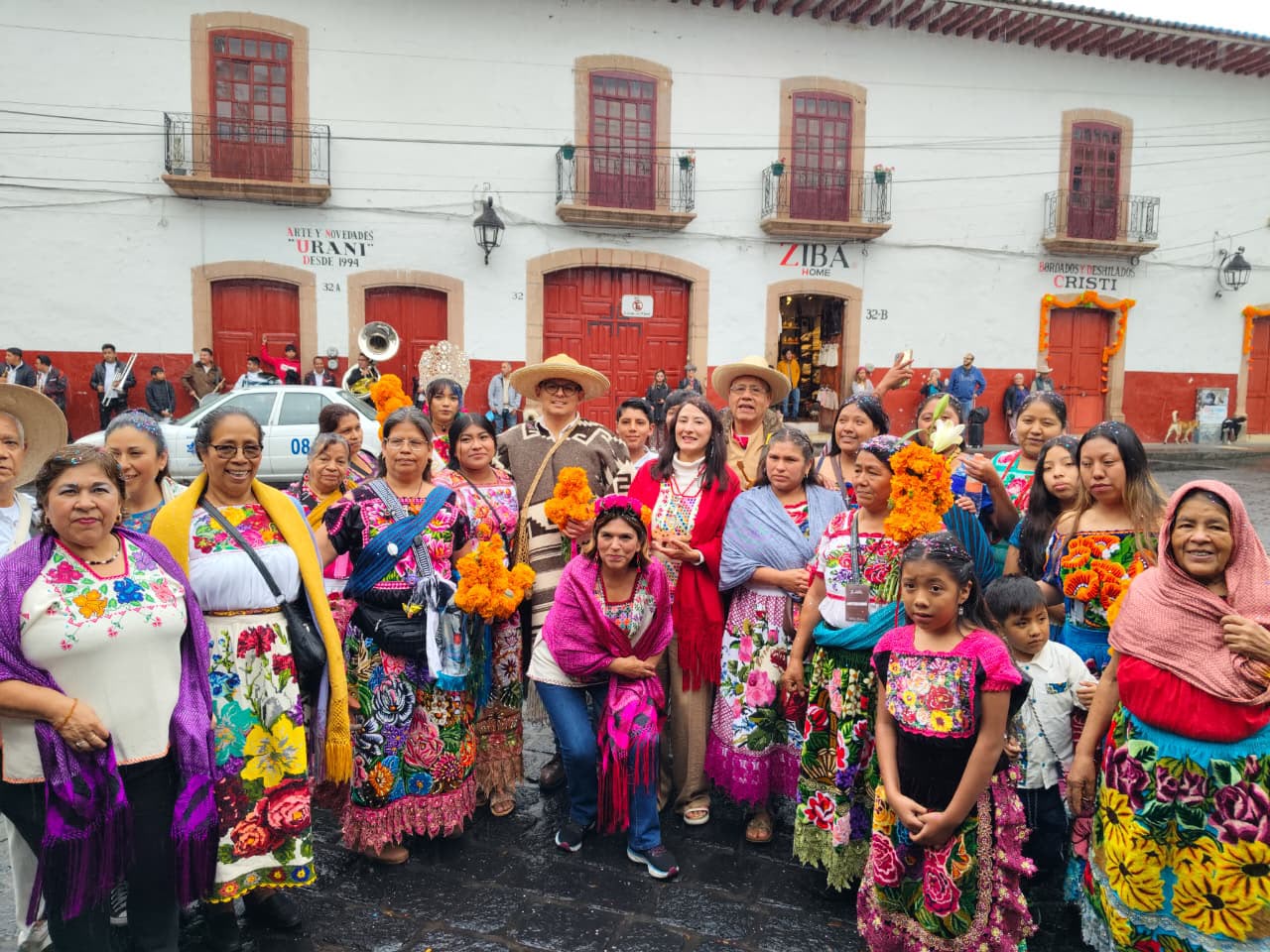 Pátzcuaro reúne la riqueza artesanal de Michoacán en tradicional tianguis de Noche de Muertos