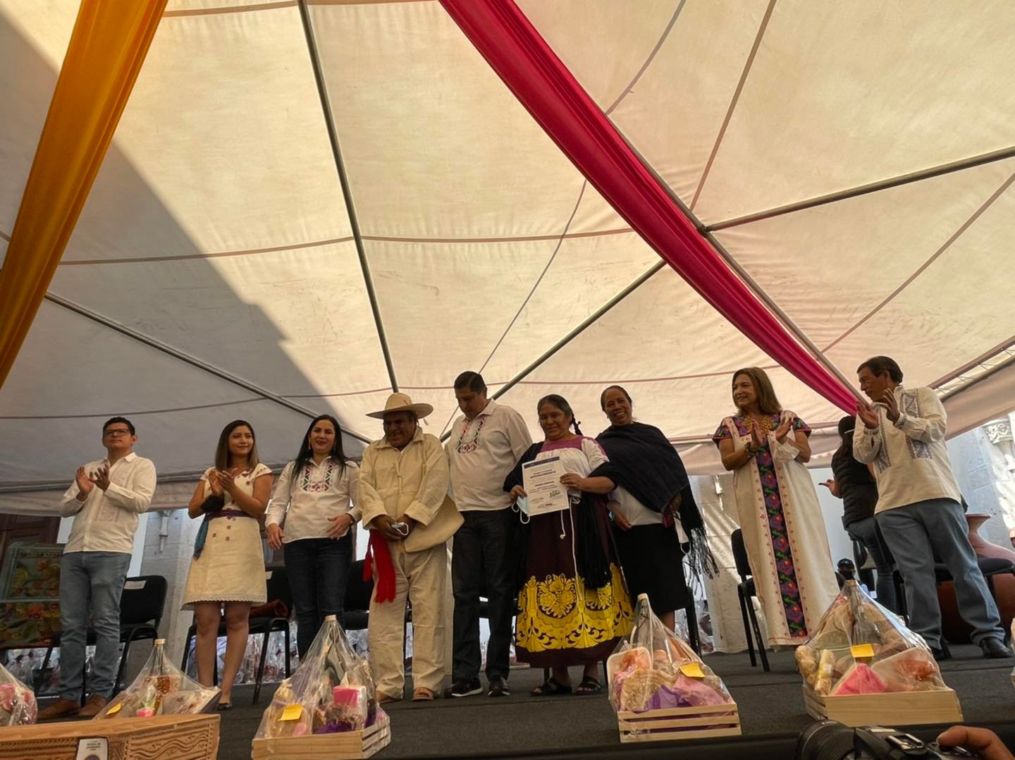 Premian contingentes del desfile artesanal con motivo del Domingo de Ramos en Uruapan