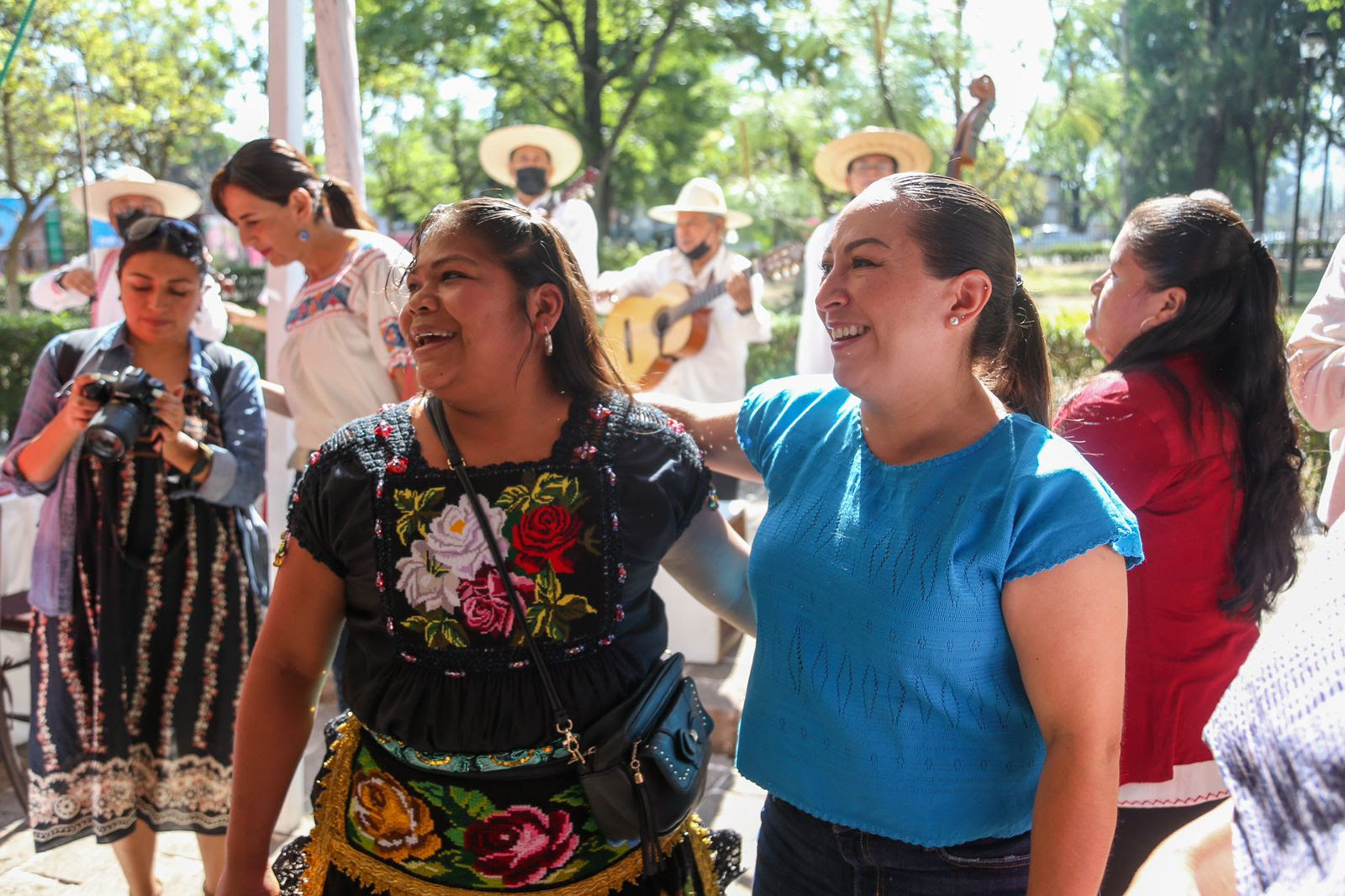 Festeja DIF e IAM a Mamás Artesanas en el Festival Michoacán de Origen